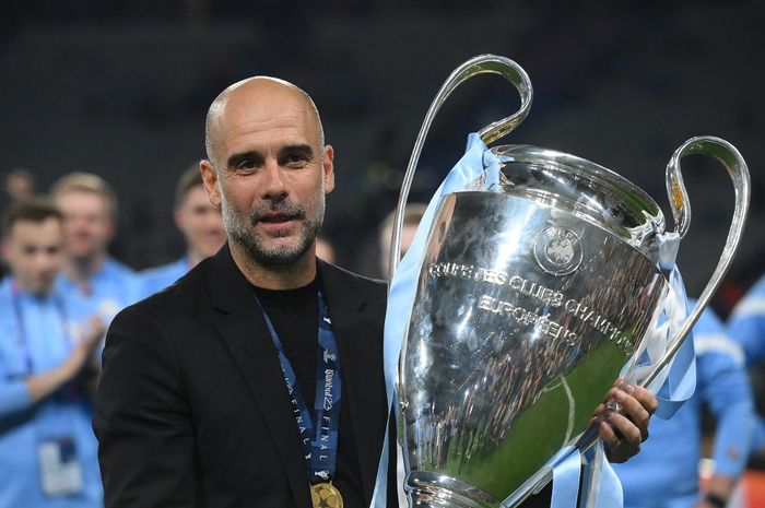 Pep-Guardiola-saat-memegang-trofi-SundabetLink